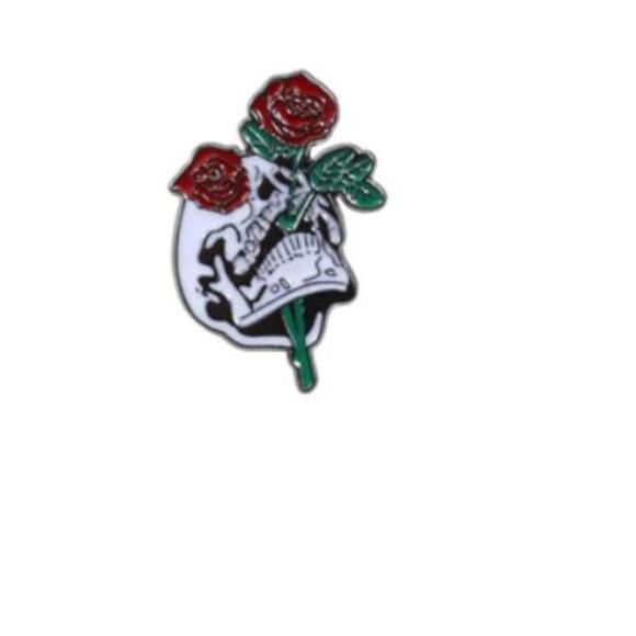 Skull with Roses Pin Brooch - Picture 1 of 2